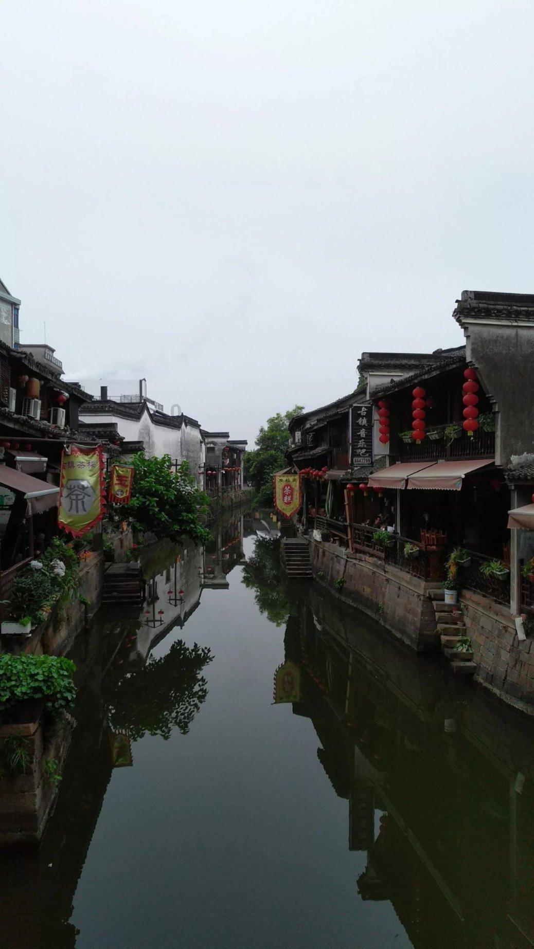 夏天，2岁半男孩玩耍太大声，15岁女孩在看书，女孩说小点声，男孩没听见，女孩为什么按倒并用脚踢男孩？游戏画面
